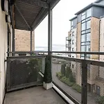 Apartment Elegant 2 Bedroom Centre - Free Parking - Private Balcony *