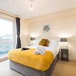 Apartment Elegant 2 Bedroom Centre - Free Parking - Private Balcony *