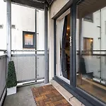 Elegant 2 Bedroom Centre - Free Parking - Private Balcony Apartment