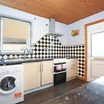 Dom wakacyjny Beautiful 4 Bedroom - Free Parking