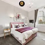 Lovely 4 Bedroom With 7 Beds And Free Parking Апартаменты *