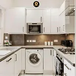 Lovely 4 Bedroom With 7 Beds And Free Parking Апартаменты *