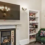 Lovely 4 Bedroom With 7 Beds And Free Parking Апартаменты *