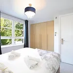 Spacious 4br Centre W/ Free Parking Lejlighed