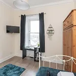 Contemporary 3 Bed City Centre - Ensuite Apartman Edinburgh