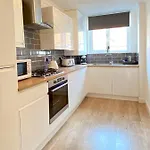 3 Bedroom - 2 Bathroom Townhouse In Corstorphine Near Murrayfield Stadium - Direct Bus To Centre In 20 Minutes - Two Private Parking Spaces - Private Sunny Garden - Recently Refurbished エディンバラ