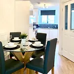 3 Bedroom - 2 Bathroom Townhouse In Corstorphine Near Murrayfield Stadium - Direct Bus To Centre In 20 Minutes - Two Private Parking Spaces - Private Sunny Garden - Recently Refurbished Tatil Evi