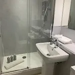 別荘 3 Bedroom - 2 Bathroom Townhouse In Corstorphine Near Murrayfield Stadium - Direct Bus To Centre In 20 Minutes - Two Private Parking Spaces - Private Sunny Garden - Recently Refurbished *