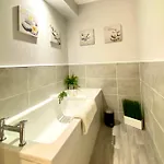 Tatil Evi 3 Bedroom - 2 Bathroom Townhouse In Corstorphine Near Murrayfield Stadium - Direct Bus To Centre In 20 Minutes - Two Private Parking Spaces - Private Sunny Garden - Recently Refurbished *