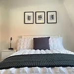 3 Bedroom - 2 Bathroom Townhouse In Corstorphine Near Murrayfield Stadium - Direct Bus To Centre In 20 Minutes - Two Private Parking Spaces - Private Sunny Garden - Recently Refurbished * Edinburgh