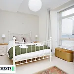 Large 2 Bed Centre - Free Parking דירה