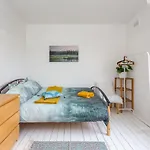 Bright & Spacious Double With Garden View- Close To Airport & Centre *