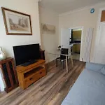 아파트 2 Bedrooms Flat Central Edinburgh, Sleeps 6, In The Shadow Of Holyrood Park And Arthur's Seat With Free Parking, Two Bed 에든버러