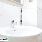 Large 2 Bed Centre - Free Parking *