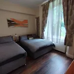 2 Bedrooms Flat Central Edinburgh, Sleeps 6, In The Shadow Of Holyrood Park And Arthur's Seat With Free Parking, Two Bed * 에든버러