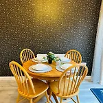 Modern 3 Bed With Free Parking And Garden Close To Center And Airport וילה