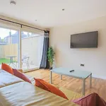 Stylish Modern Newly Built 15 Min From Centre