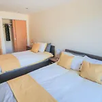 Stylish Modern Newly Built 15 Min From Centre *