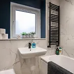 Modern 2bed Apartment-free Parking Apartment Edinburgh