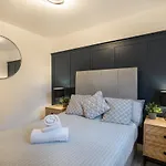 Modern 2bed Apartment-free Parking Apartment