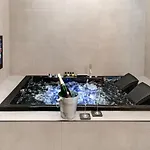 Sovo - Luxury Romantic Westend With Jacuzzi Bath