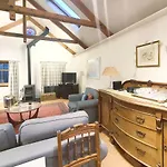 Daire 2-bedroom With Parking - Ground Floor Edinburgh