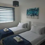 Hébergement de vacances Beautiful 4-bedroom House With Private Garden & Parking