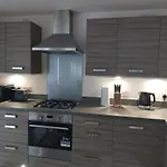 Beautiful 4-bedroom House With Private Garden & Parking Hébergement de vacances *