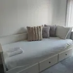 Hébergement de vacances Beautiful 4-bedroom House With Private Garden & Parking