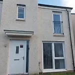 Beautiful 4-bedroom House With Private Garden & Parking