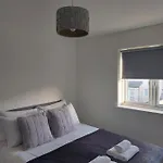 Beautiful 4-bedroom House With Private Garden & Parking Hébergement de vacances