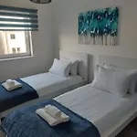 Beautiful 4-bedroom House With Private Garden & Parking