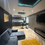 Murrayfield Stadium Basement ,murieston -3 Bed 3 Bath Appartement *