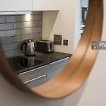Cool Urban With Stunning Castle Views Apartamento