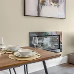 Elegant 2bed-central -by Homes