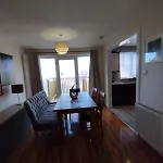 Villa 3 Bed House In - Private Parking *