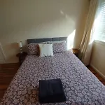Villa 3 Bed House In - Private Parking *