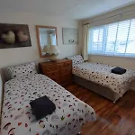 Villa 3 Bed House In - Private Parking *