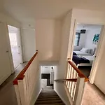 Hébergement de vacances Beautiful 4-bedroom House With Private Garden & Parking