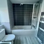 Hébergement de vacances Beautiful 4-bedroom House With Private Garden & Parking