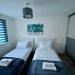 Hébergement de vacances Beautiful 4-bedroom House With Private Garden & Parking *