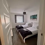 Beautiful 4-bedroom House With Private Garden & Parking Hébergement de vacances