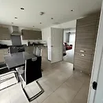 Beautiful 4-bedroom House With Private Garden & Parking