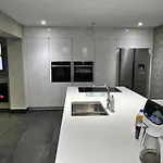 Large Modern Family In Murrayfield - Very Close To Centre - 10 Mins By Direct Bus - Private Driveway & Garden Dom wakacyjny Edynburg