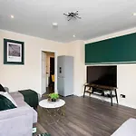 Stylish 3 Bed Abode - Parking And Garden