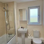 דירה 2 Bed Apt, 4 Beds With Parking *
