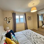 2 Bed Apt, 4 Beds With Parking דירה