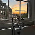 Georgian 4 Bedroom 3 Bathroom New Town Apartamento