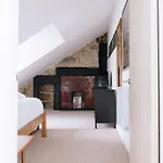 & Modern 2bd Flat - דירה