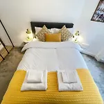 Lägenhet Lovely Two Bedrooms Edinburg